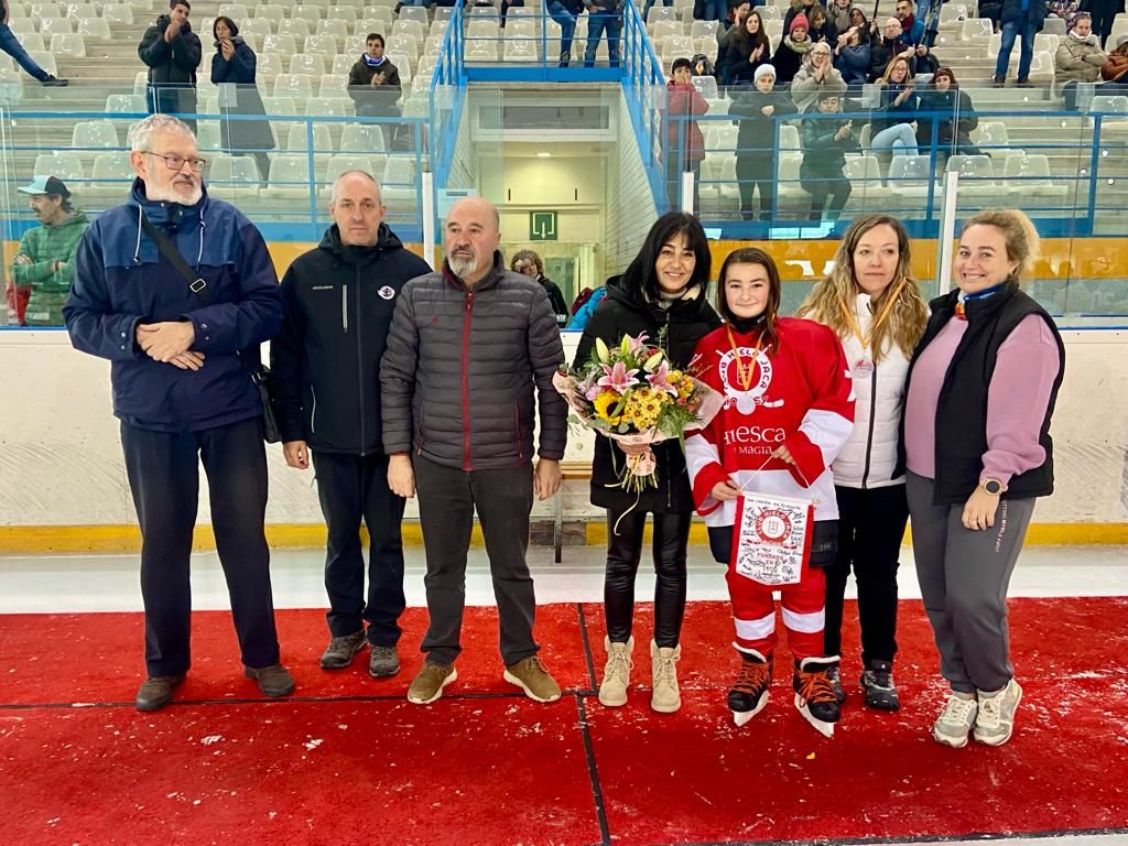 Entrega de flores a la viuda y su hija. Foto: Club Hielo Jaca