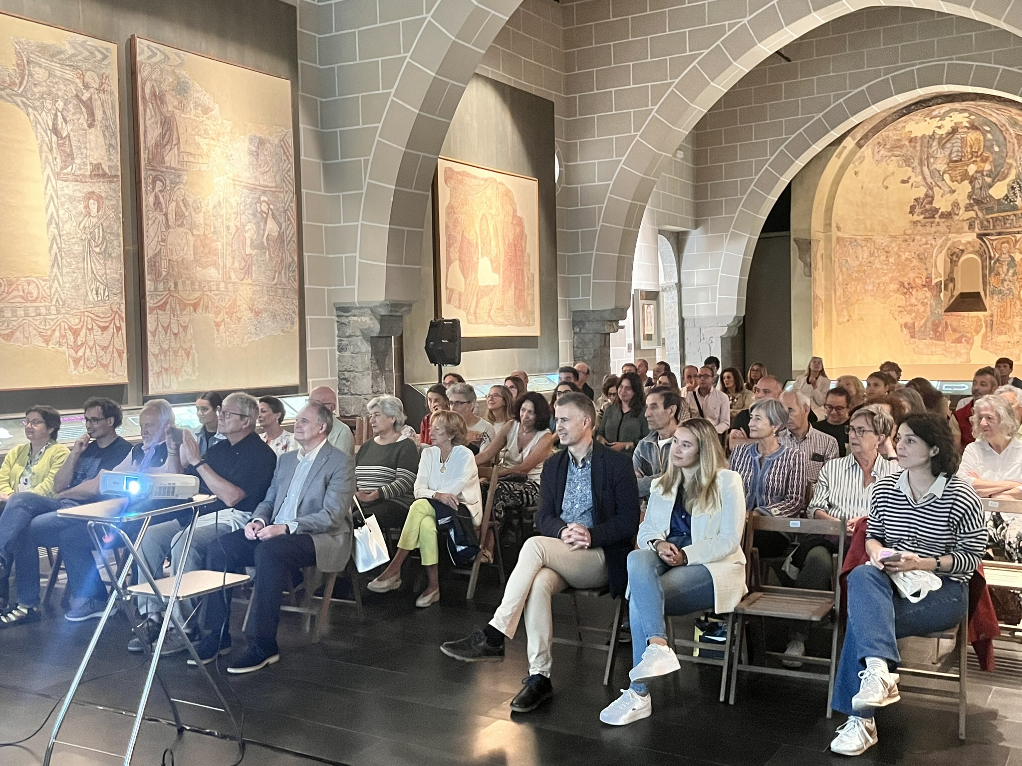 Público asistente a la charla de clausura del Taller de Pintura al Fresco. Foto: L. Zamboraín