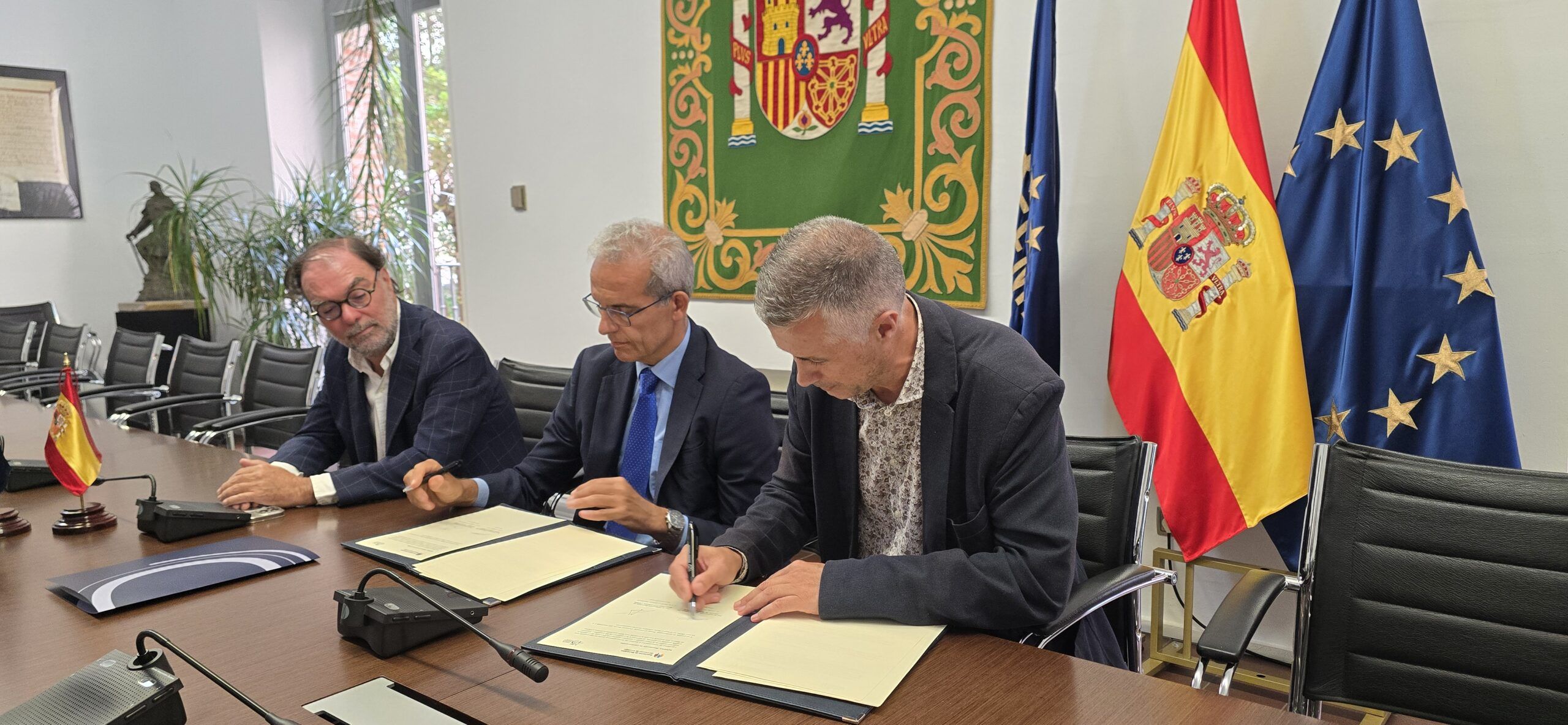Francisco Díaz Latorre Director General de Servicios Jurídicos y Coordinación Territorial de la FEMP; Luis Martínez-Sicluna Sepúlveda, secretario general de la FEMP y Carlos Serrano Perez, presidente de la AMCS y alcalde de Jaca.