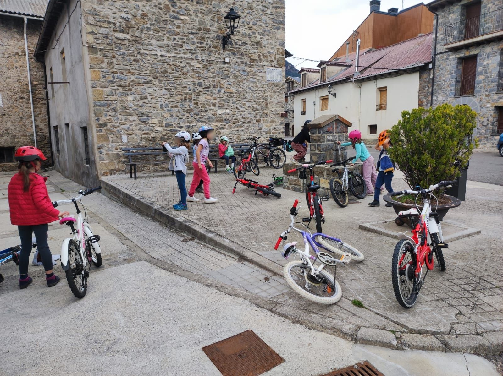 Niños jugando en Villanúa.